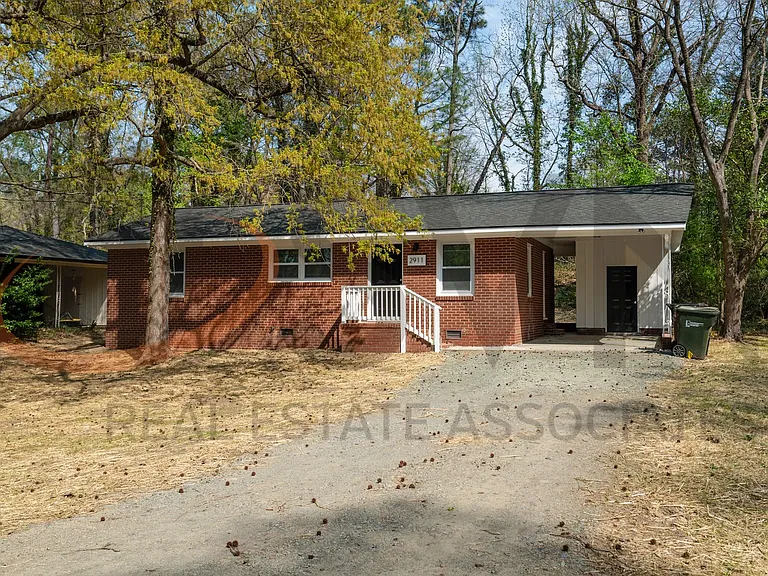 2911 Beechwood Dr — Photo 1