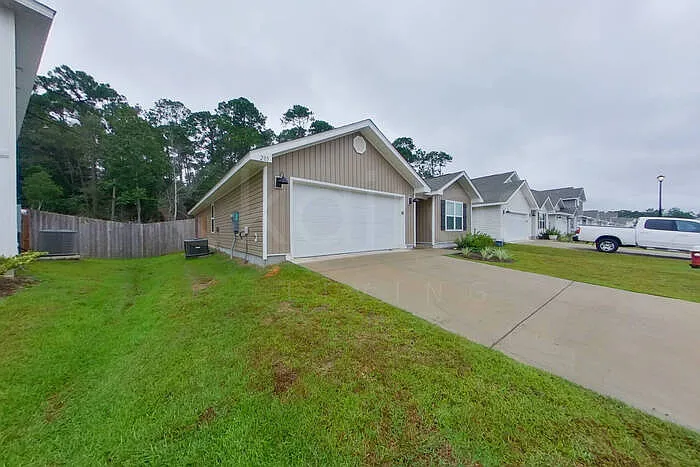 285 Monarch Ln — Photo 2