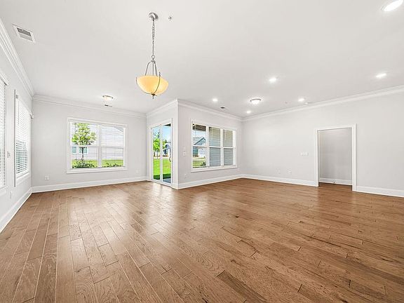 4th image of 261 Vinca Cir NW