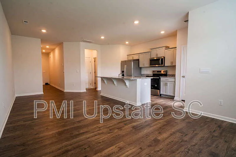 3 bed, 2.5 bath, 1429 sqft, $1,650 — Photo 3