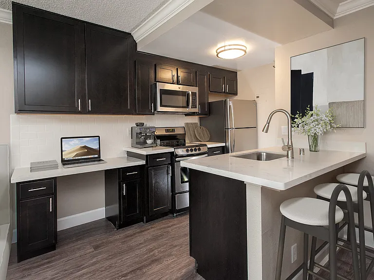 Tower 737 Condominium Rentals — Photo 5