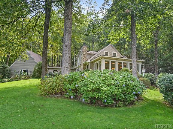 2nd image of 468 Fairway Dr
