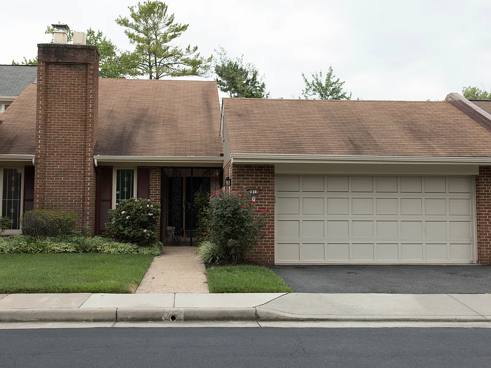 2818 Oakton Manor Ct