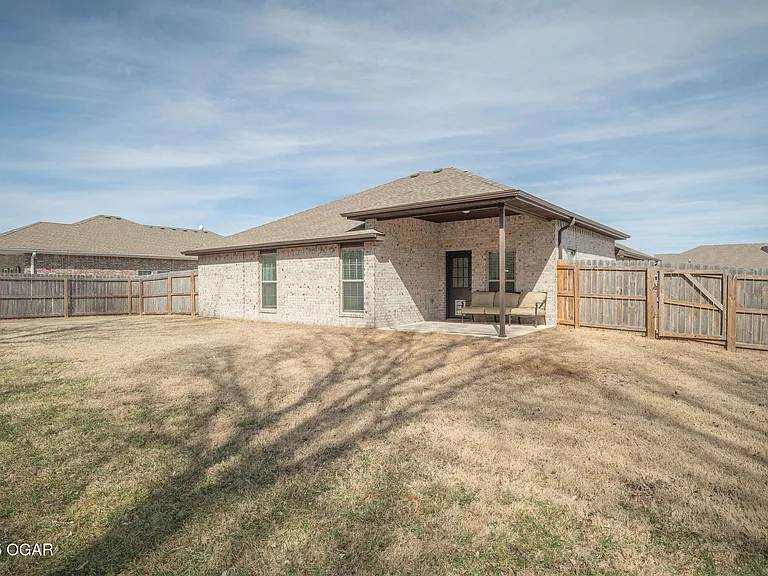 2110 Greystone Sq — Photo 10