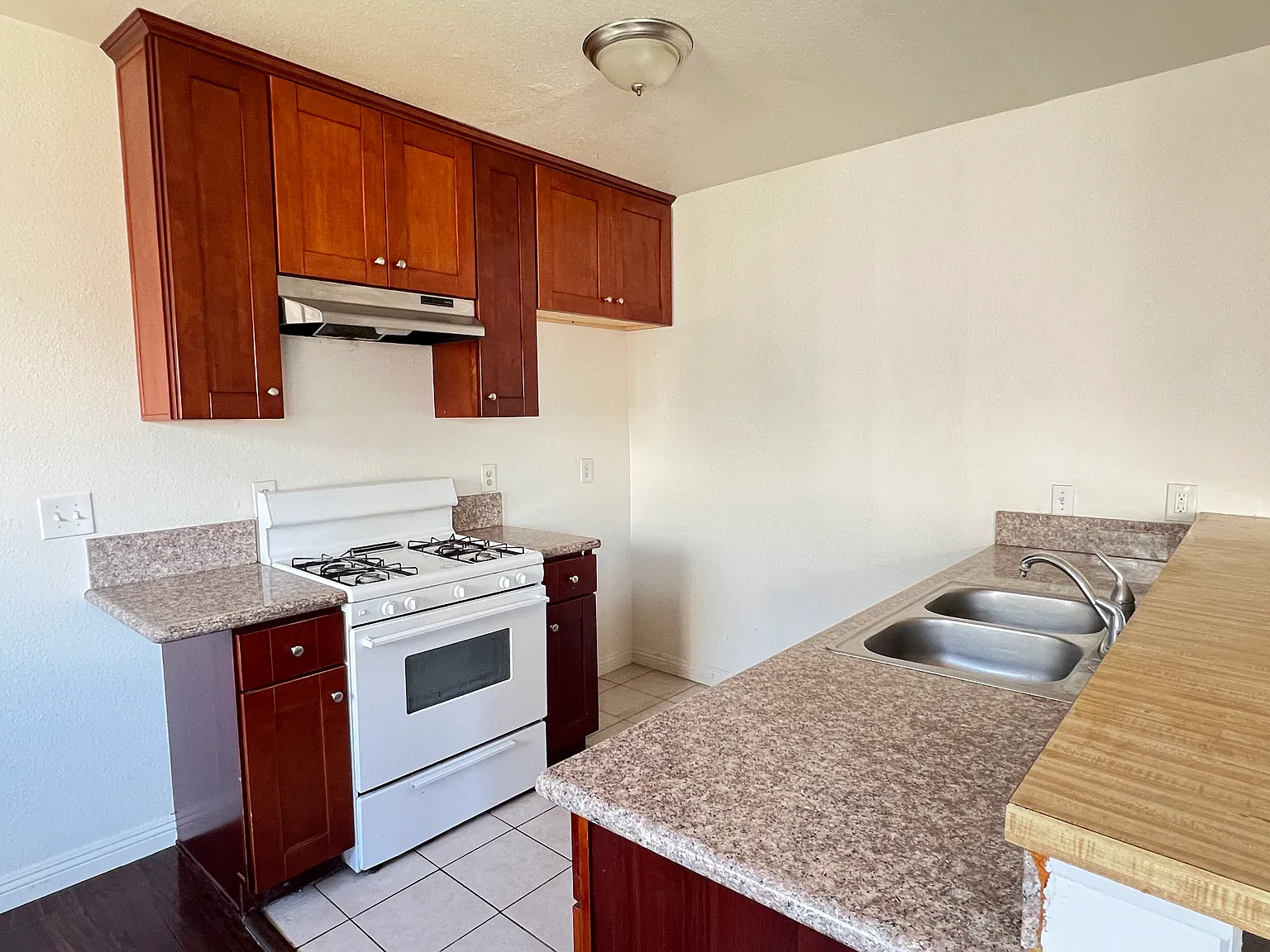 2 bed, 1000 sqft, $2,400 — Photo 2