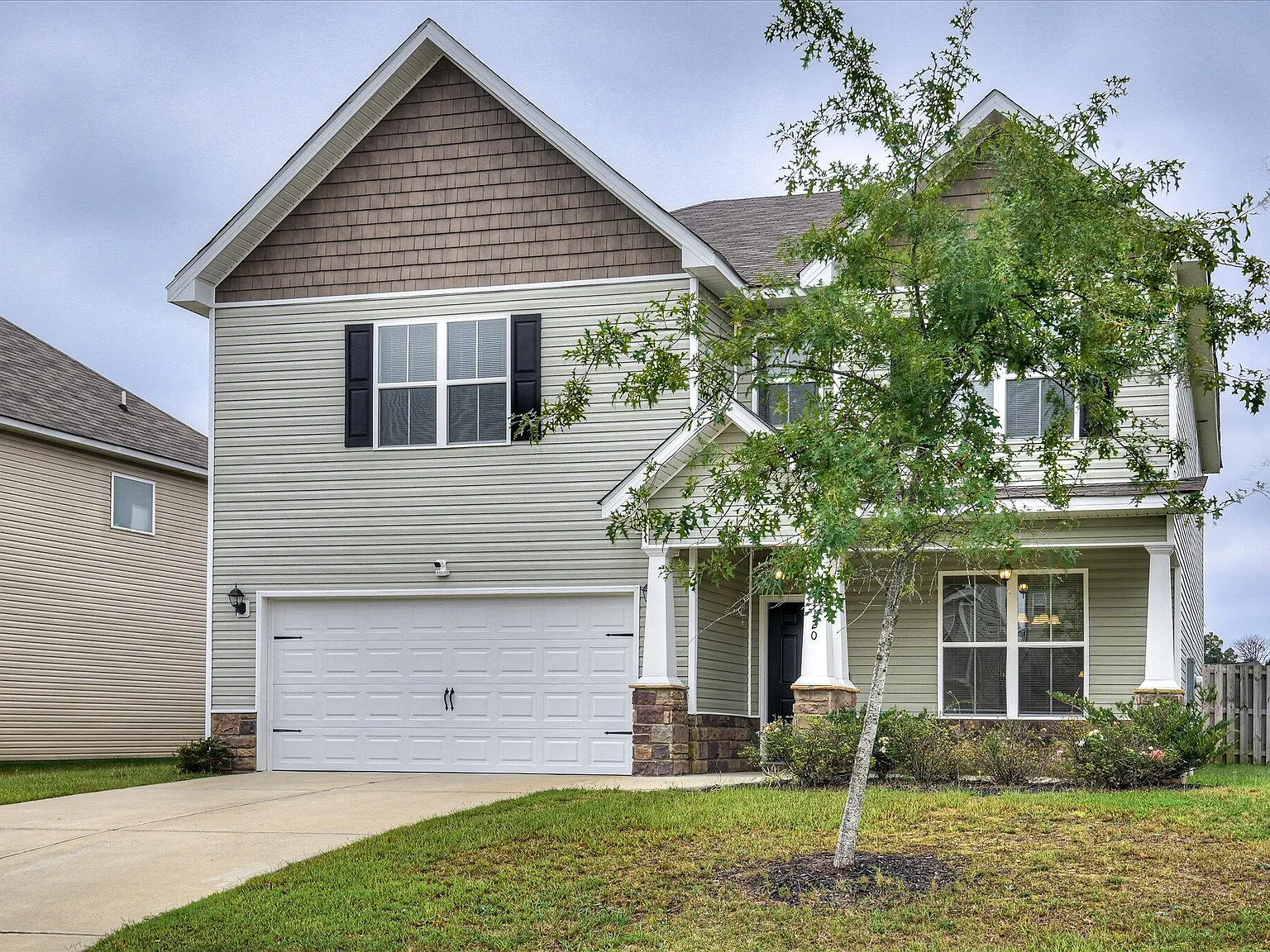 4 bed, 2.5 bath, 2392 sqft, $2,100 — Photo 2