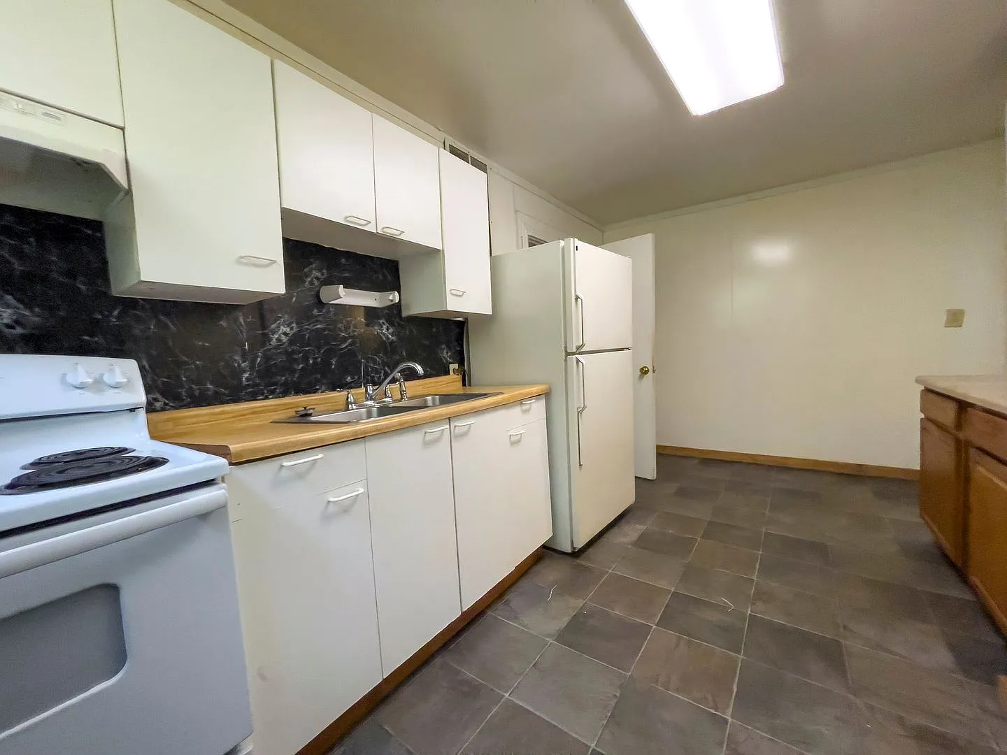 For Rent: 912 S Penn St. Cozy 3-Bedroom Home with a fenced in yard & detached garage! Washer & Dr... — Photo 2