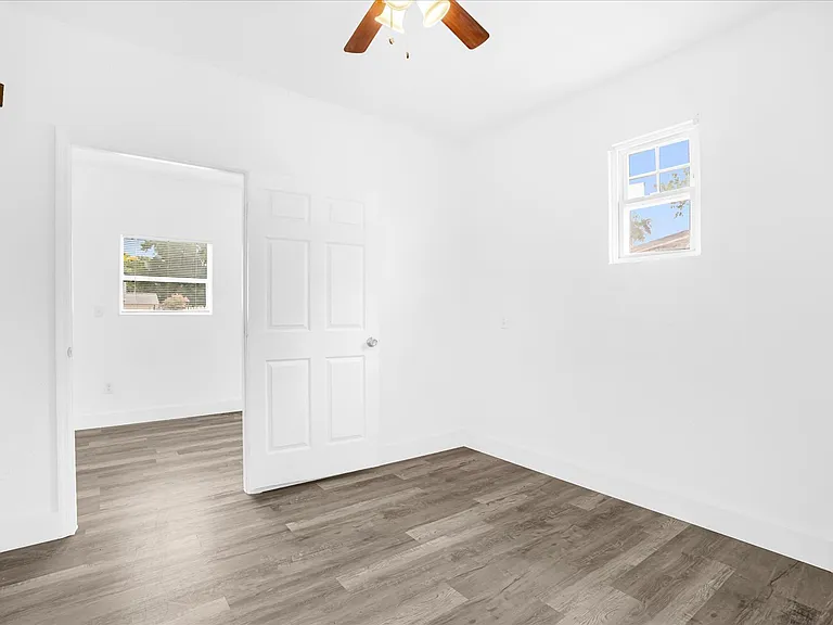 1730 Avenue C NE — Photo 28