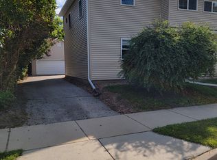 819 W South St, Oconomowoc, WI 53066
