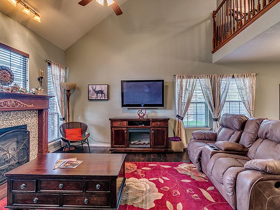 3rd image of 1616 Woodcreek Ct