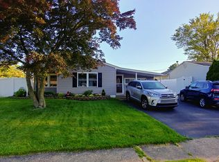 77 Blue Spruce Ln, Levittown, PA 19054