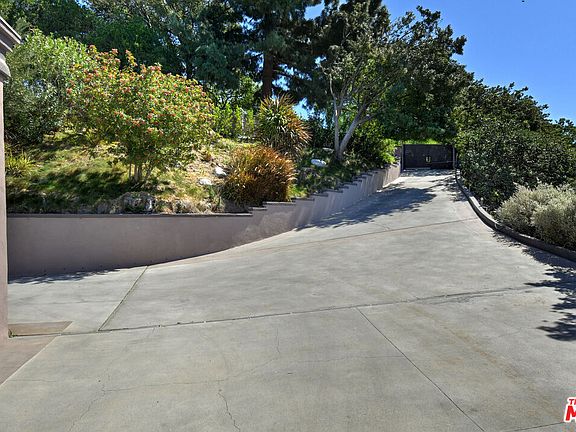 2nd image of 4039 Cody Rd