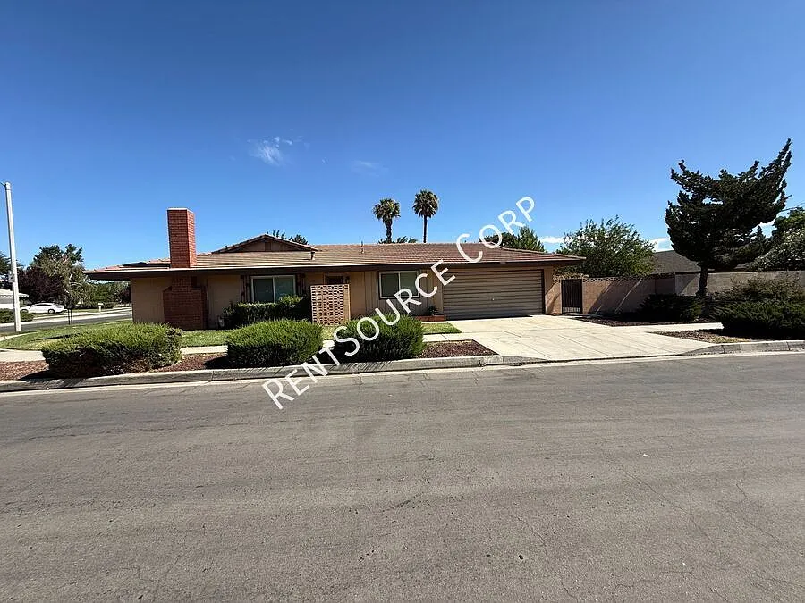 3 Bedrooms/2 Bathrooms Single Story Home for Rent in West Palmdale in Antelope Valley — Photo 3