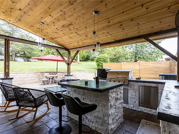 5th image of 22 Green Crescent Dr