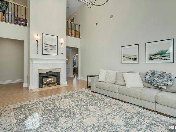 5th image of 533 W Saddle River Rd