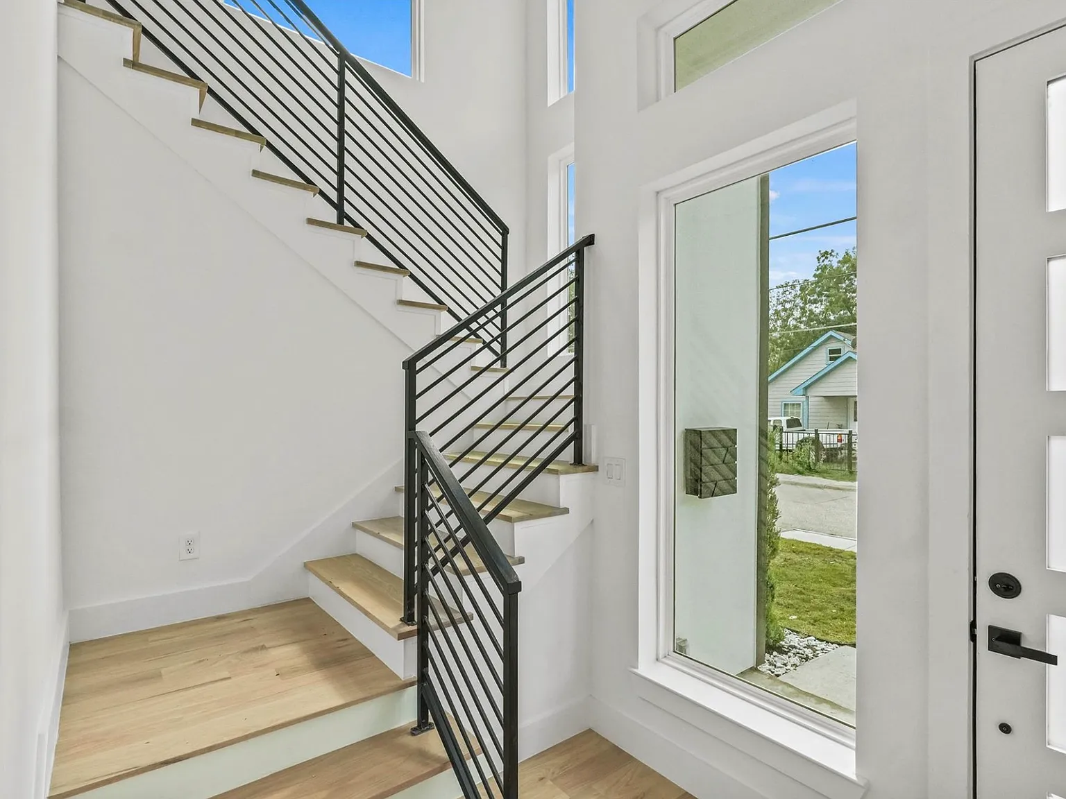 4 bed, 3.5 bath, 2518 sqft, $4,000 — Photo 2