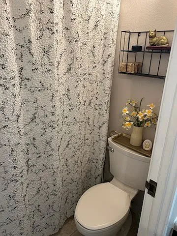 Shared bathroom with tiled tub/shower