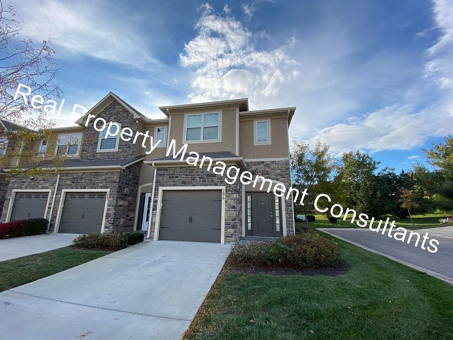 Overland Park spacious 3 Bed 3.5 Bath townhome in Blue Valley School District — Photo 2