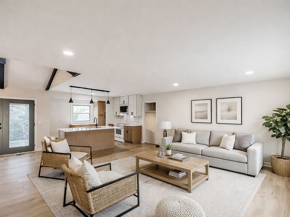 1st image of 318 Donna Dr