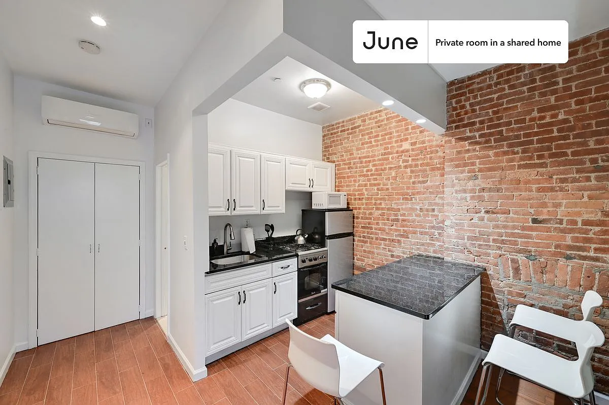 Full bedroom in 2 bed/1 bath home in Hell's Kitchen #850 B — Photo 3