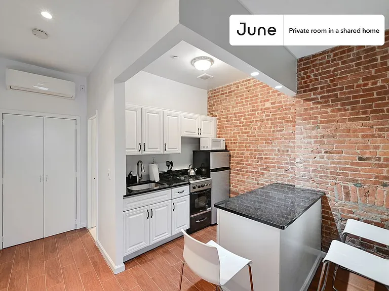 351 W 46th St #B — Photo 3