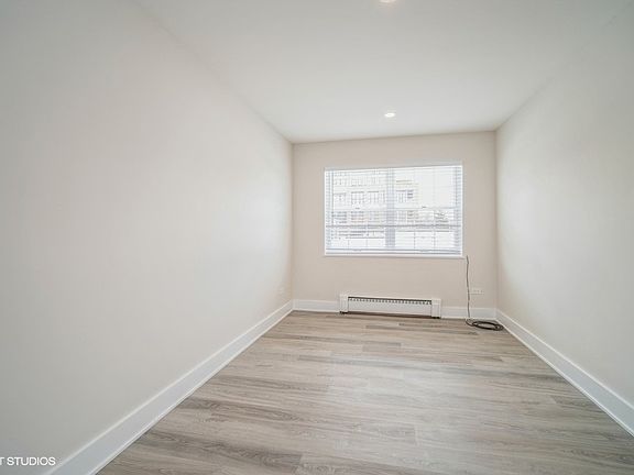 5th image of 592 Elm Pl