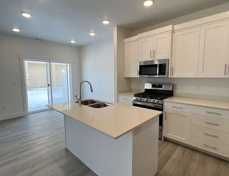 354 W 3085 S — Photo 2