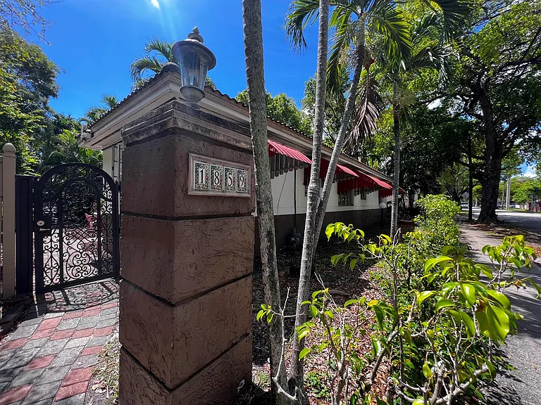 1859 Buchanan St — Photo 28