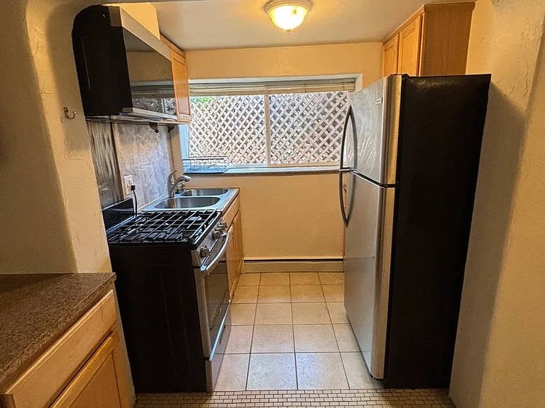 940 McIntyre St #B — Photo 4