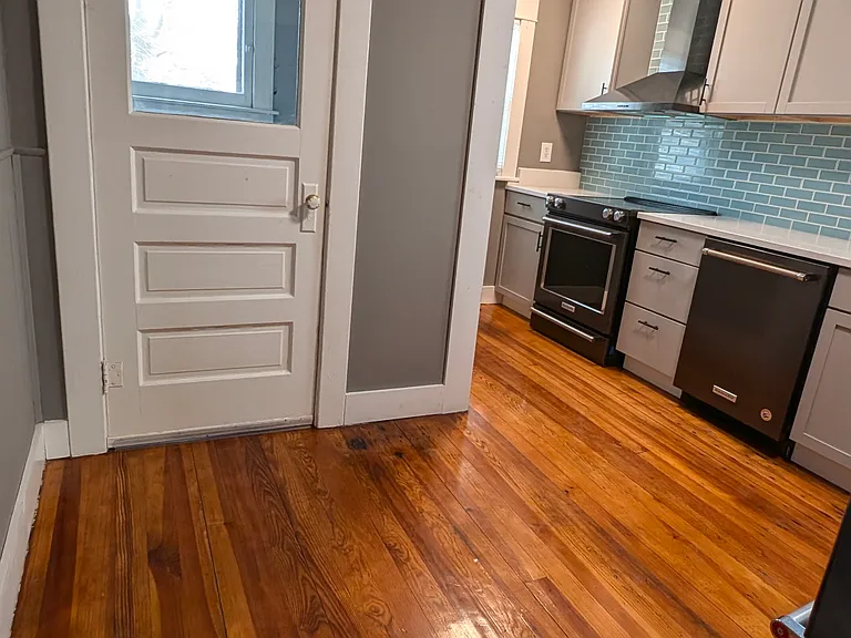 139 S Foster Ave — Photo 4