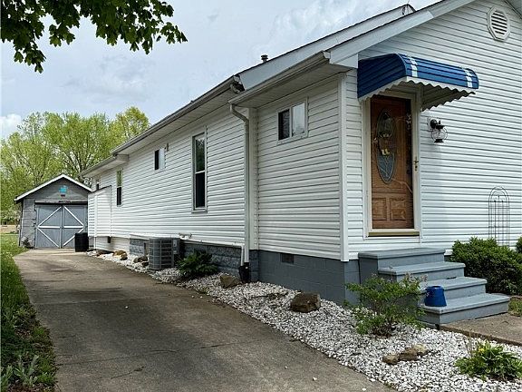 2nd image of 523 E 9th St