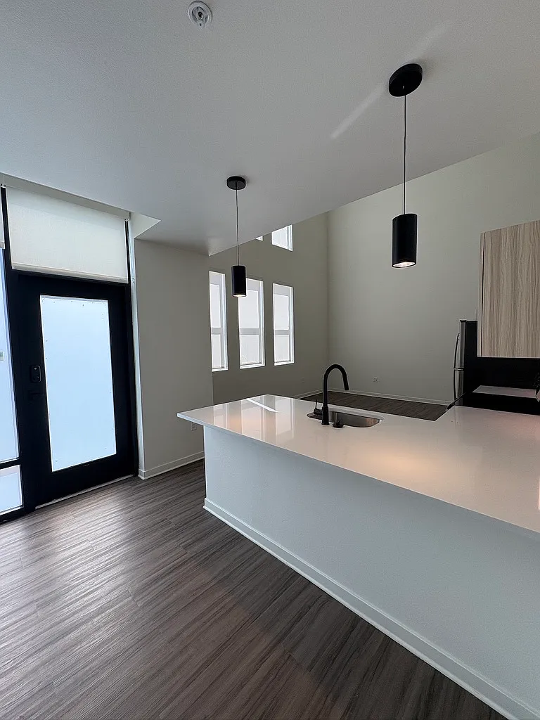 1 bed, 1.5 bath, 1291 sqft, $3,100 — Photo 2