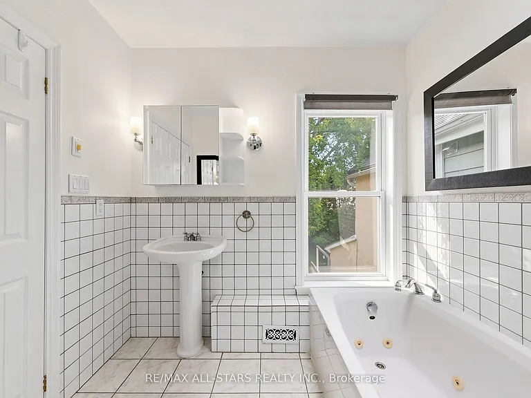 68 Macpherson Ave — Photo 26