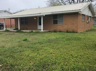 702 N Matthews St, Bowie, TX 76230