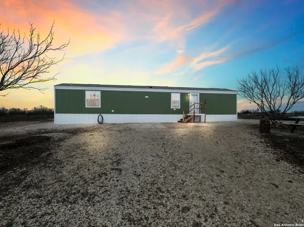 779 Lobo, Hondo, TX 78861