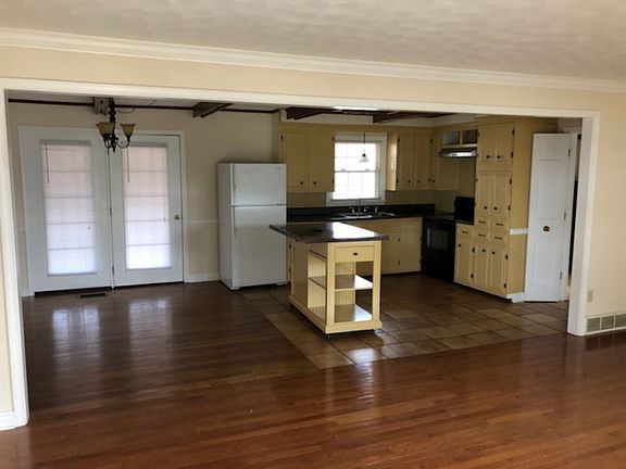 4th image of 320 Emmett Ave