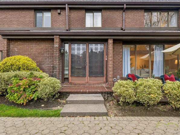 96 Acorn Ponds Drive, Roslyn, NY 11576