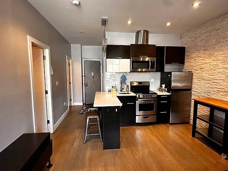 91 Allen St #2 — Photo 1