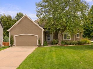 16095 S Summertree Ln, Olathe, KS 66062