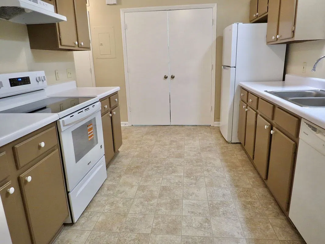3 bed, 2.5 bath, 1328 sqft, $1,300 — Photo 2