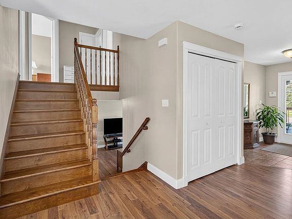 3rd image of 26 Hummingbird St