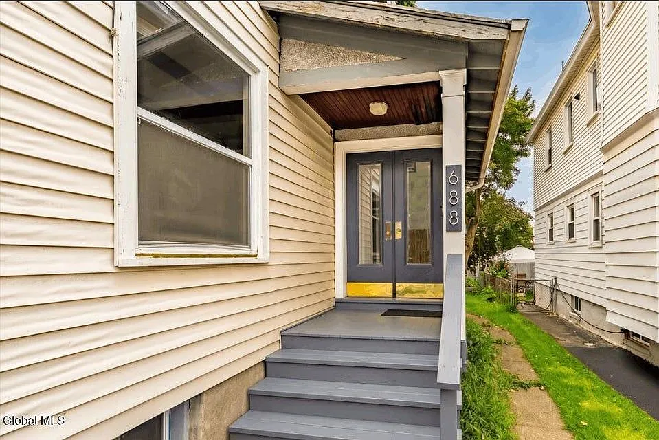 2 bed, 1.0 bath, 1060 sqft, $1,950 — Photo 2
