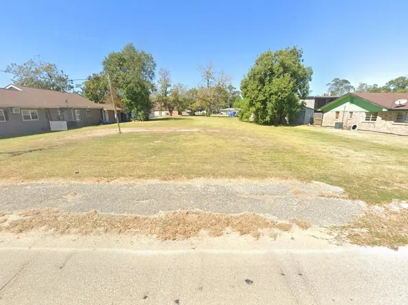 6411 39th St, Groves, TX 77619