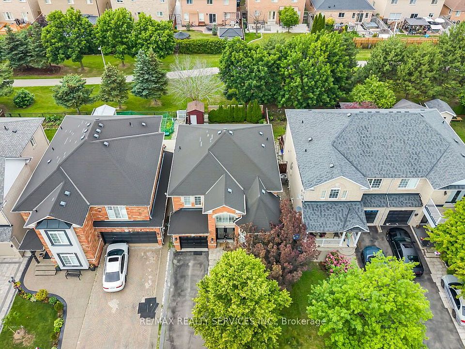 1st image of 122 Dells Cres