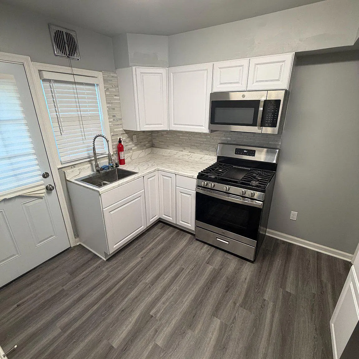 3 bed, 1.5 bath, 1200 sqft, $2,100 — Photo 3
