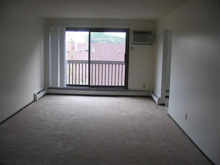 Xerxes Manor Apartments — Photo 3
