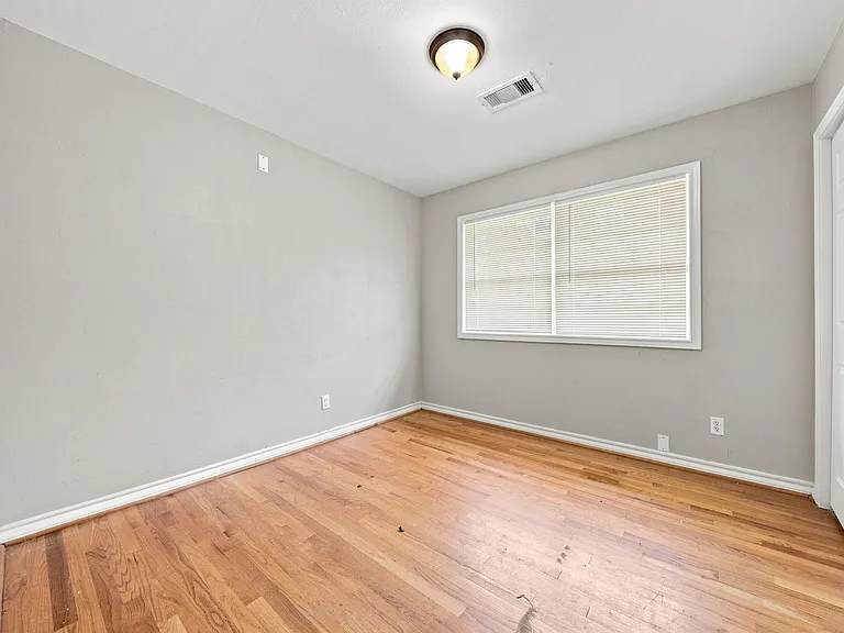 914 Martha St — Photo 24