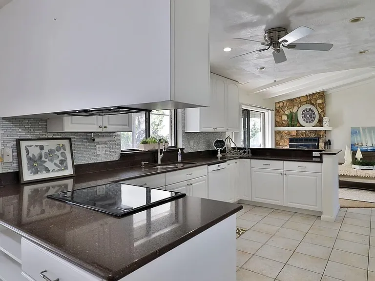55 Bay Harbour Dr — Photo 8