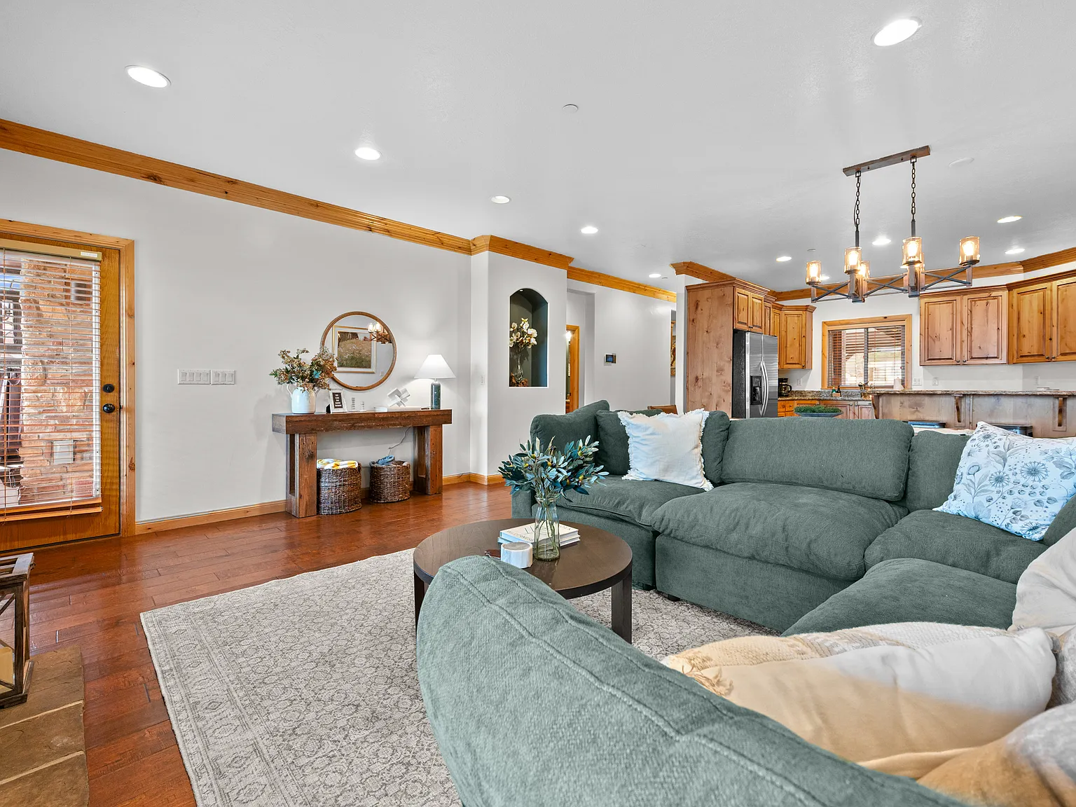3 bed, 2.5 bath, 2277 sqft, $4,550 — Photo 3