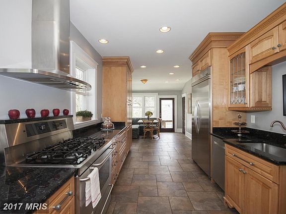 Exquisite 27' Kitchen w/granite,5-burner gas stove